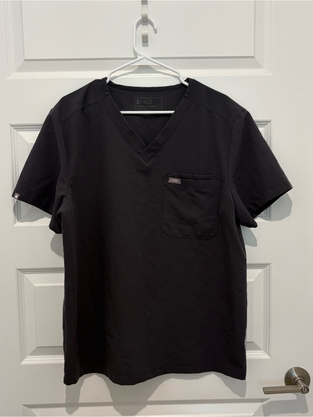 Figs Men’s Short Sleeve V-Neck Top - Black